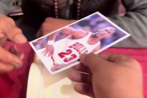 看凯尔特人今天赛后更衣室这个氛围，不知道的以为输了湖人20分