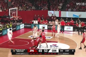 比赛进入白热化！富永启生三分命中后，赵继伟立刻一个回应三分！