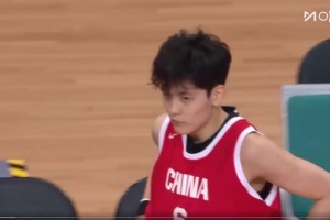 女粉丝真多！恰逢杨舒予生日 女粉携蛋糕/卡片/横幅到现场观战