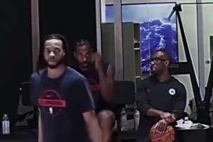 早日恢复！赛后詹姆斯对左肘进行冰敷！戴上了压缩护臂缓解不适！