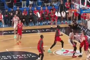 当年的CP4都这么大了！保罗带着儿子观看杜克比赛