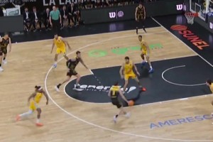 只能说神似了！有粉丝模仿亚历山大打球动作