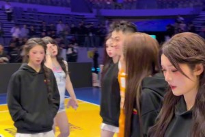 去年勇士全队得知77被交易反应炸裂🤯库里喊李凯尔slow~