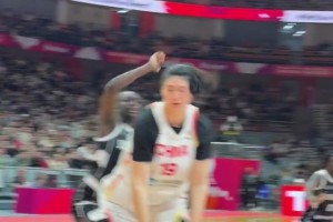 真的没法防呀！张子宇篮下强攻抛投打进，对手防守真尽力了！😂