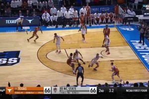 湖人战胜火箭后，詹姆斯返回更衣室听到小朋友的请求立即回应...