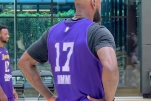 难为记者了！湖人队员搞笑互换球衣训练 拥有对方技能？🤣