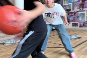 三上悠亚啦啦队热舞！这呼之欲出的身材 就问球员还能专心打球？