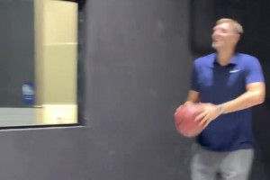 山西男篮主场机器人打篮球！运球过半场后罚球线一击命中🏀